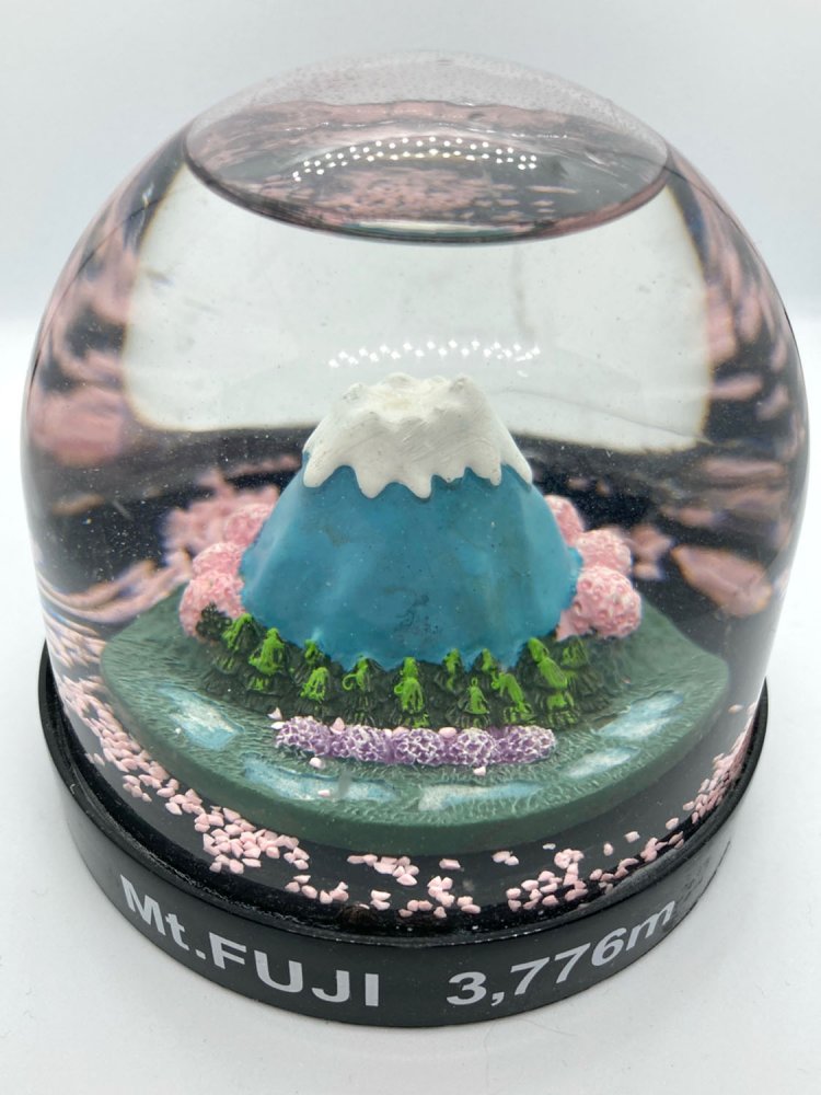 いかにも土産のスノードーム。モチーフも鉄板の富士山だが、購入したのは東京タワーの土産物店である