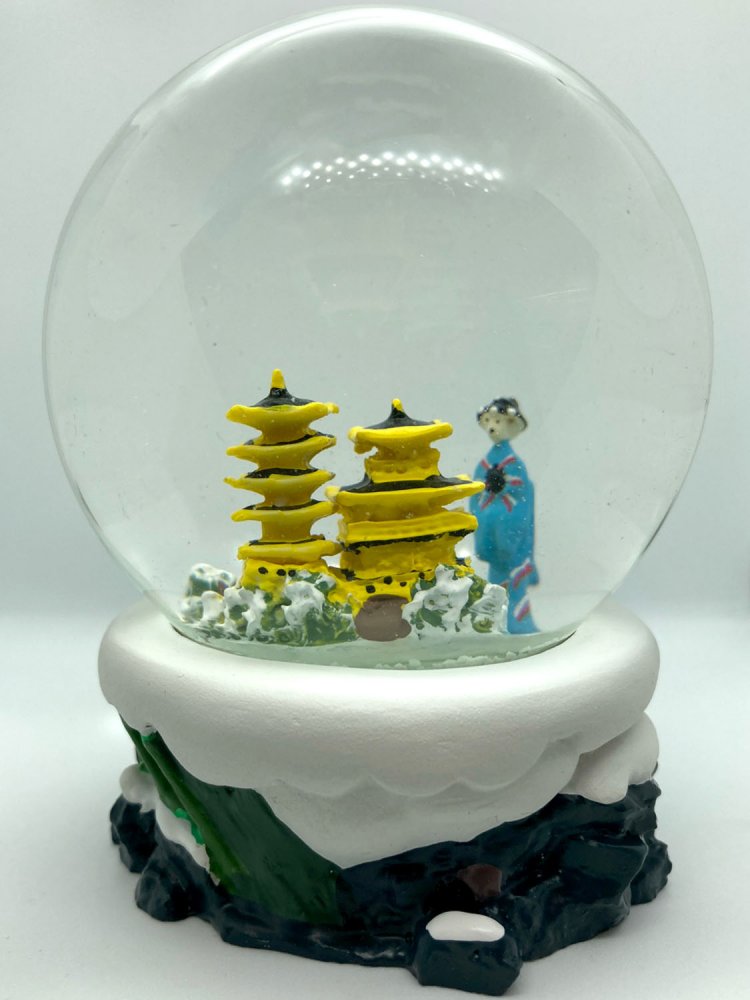 オシャレな土台なのだが、中身は金閣のような建造物と五重塔、そして芸者