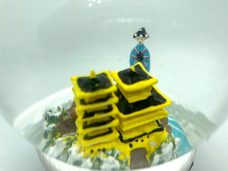 上記のスノードームの中身。芸者の顔がハニワのようである