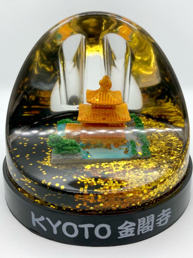 京都・金閣寺の土産スノードーム。雪の代わりに金ラメが降り注ぐ