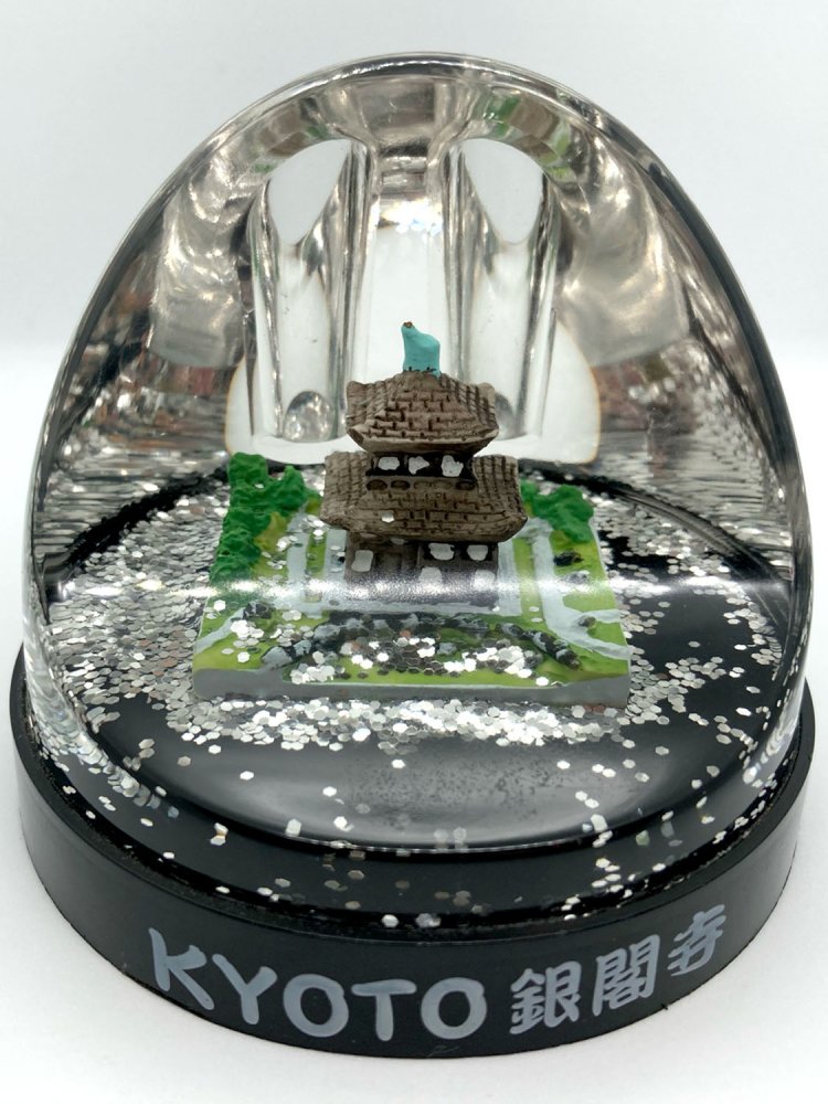 銀ラメが降り注ぐ銀閣寺スノードーム。金閣寺とセットで飾りたい