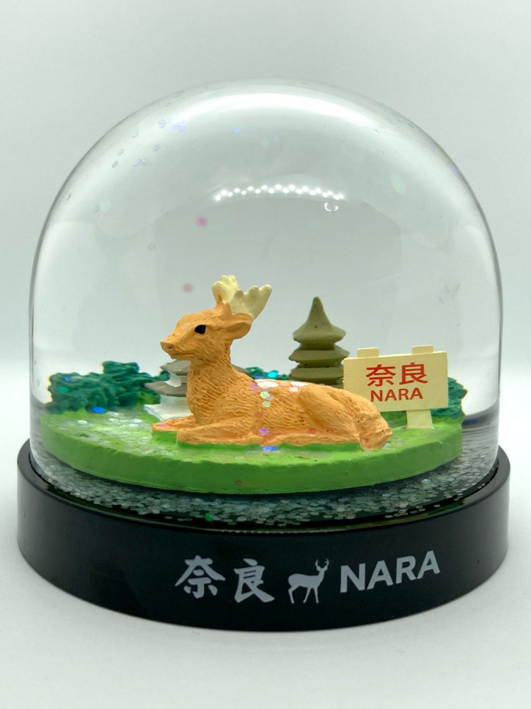 五重塔よりも鹿が前面に押し出された奈良スノードーム