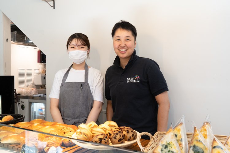 右がオーナーの大澤藍さん。