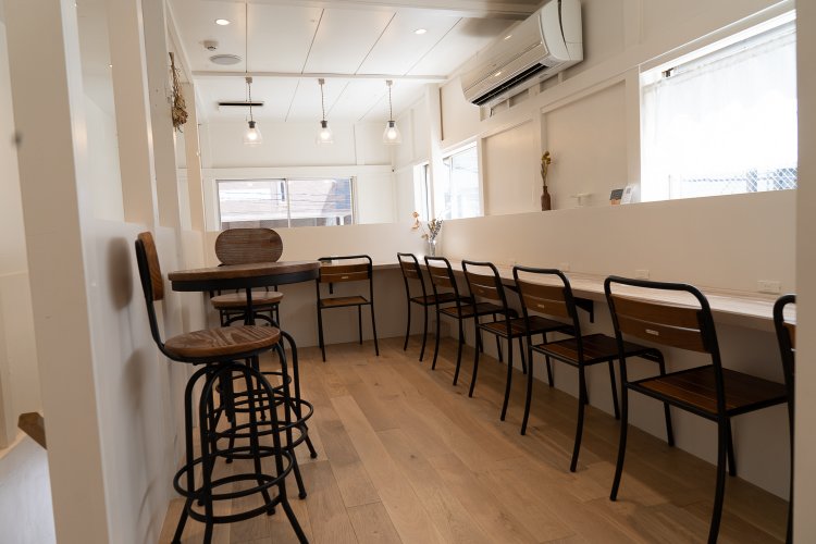 2階にあるカフェスペースのカウンター席には電源も完備。