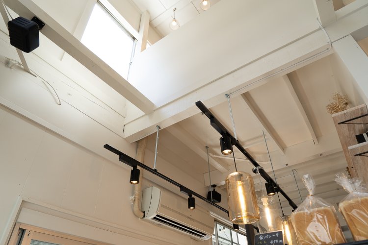 入り口の頭上は、もともとあった床を大胆に撤去。