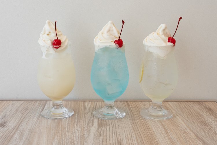 左から雲のクリームソーダ、空のクリームソーダ、月のクリームソーダ。各663円。さりげないが夢のあるヴィジュアル。