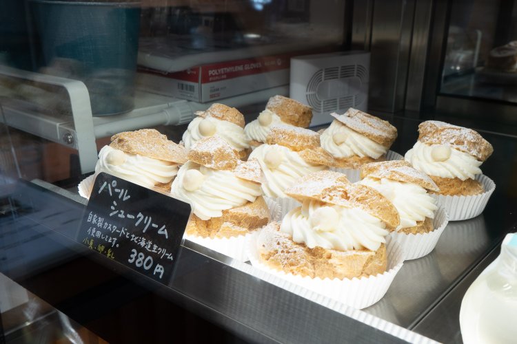 店の名前を冠したパールシュークリームは、ホワイトチョココーティングしたぼうろで真珠をかたどって、真珠貝をイメージ。