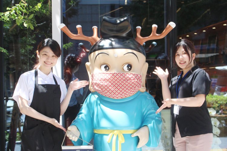 左から、店長の花岡さん、せんとくん、広報の谷口さん。
