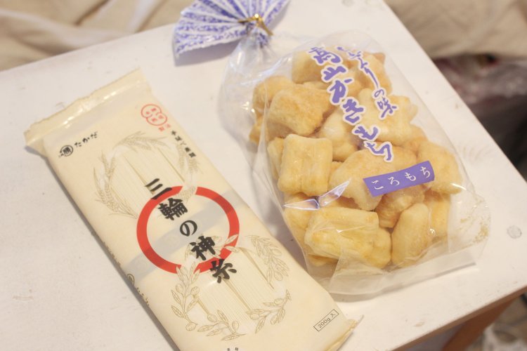 左から、三輪の神糸374円、ころもち（袋いり）319円。