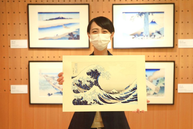 要予約の『アダチ版画研究所』のショールームは、浮世絵を展示販売。スタッフが木版の説明もしてくれる。