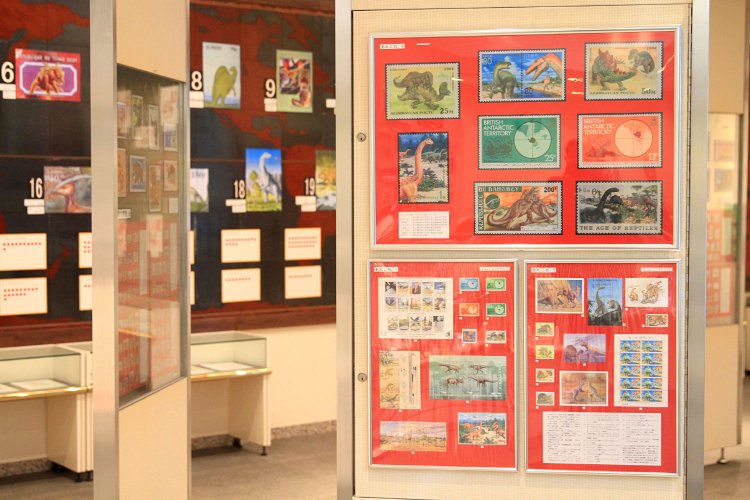 『切手の博物館』の展示風景。各切手には発行国と発行年を明記。