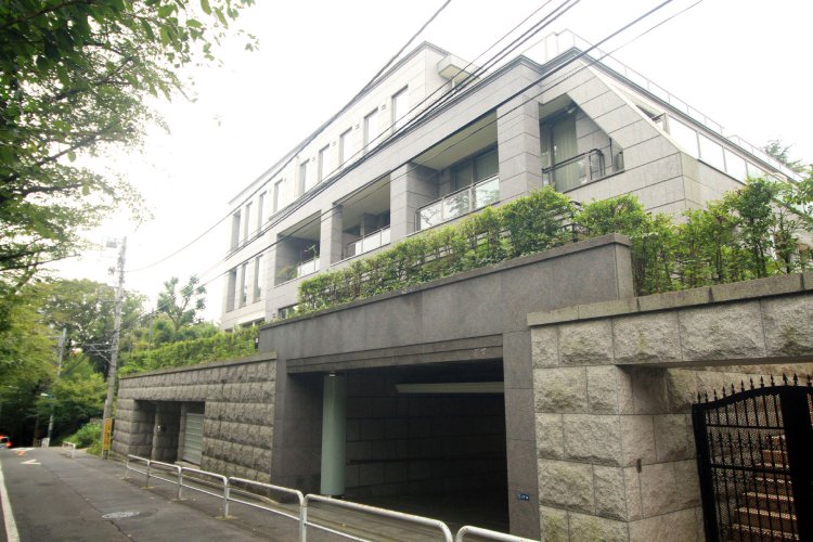 「グランドヒルズ目白御留山」は、アプローチの床・壁に御影石、ラウンジには大理石を用いるなど、「迎賓の空間」を演出。