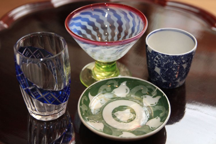 『日吉丸』では印判（絵柄を転写して絵付けした器）の小皿（手前）1500円～や氷カップ（奥）15万円まで幅広い価格帯の骨董品を扱う。