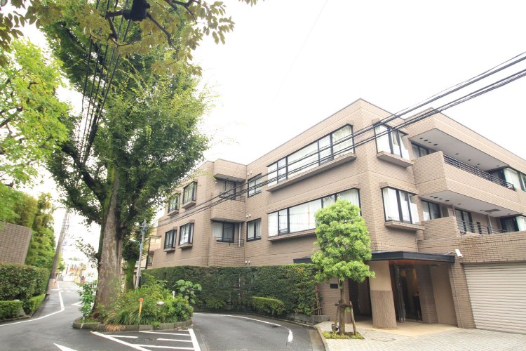 第一種低層住居専用地域に立つ、3階建ての「パークコート目白近衛町」。柱や梁が表面に現れない室内は解放感のある空間。