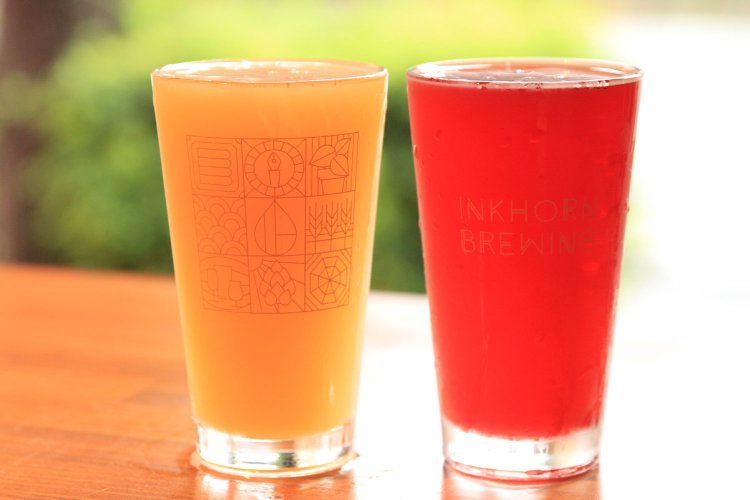 『INKHORN BREWING』で醸造されるヘイジーIPAのMejiro1200円（左）とサワーIPAのPostsourism1300円（各1パイント）。