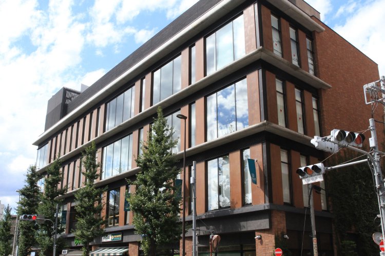 駅前にはクイーンズ伊勢丹などが入る商業施設「TRAD目白」も。