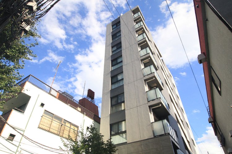 ベージュとグレーを基調としたスタイリッシュな外観が、目白通りの雰囲気に溶け込む「オープンレジデンシア目白avenue」。