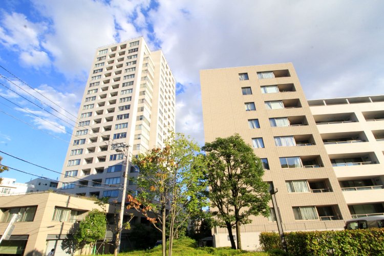 周りに森林遊歩道を配し、学習院の森を望む北面、眺望の良い南面など、居住性の高さがウリの「目白プレイスタワー」。