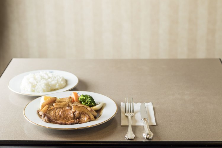 肉のカットはオーダーを受けてからという、ポークの生姜焼き1566円。