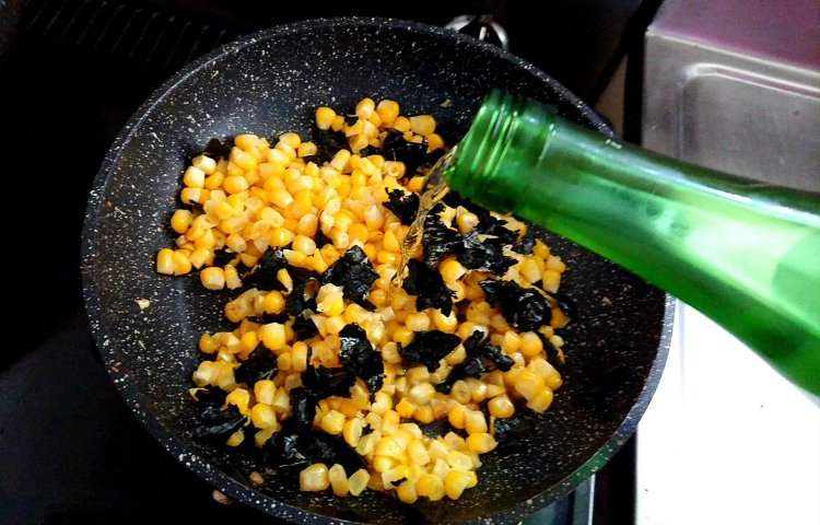 とうもろこしの海苔バター焼きに「賀茂鶴 純米酒」 〜暑い夏は少し遠ざかっていた日本酒と再び距離が近くなる季節〜