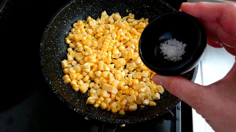 炒めて塩を入れる