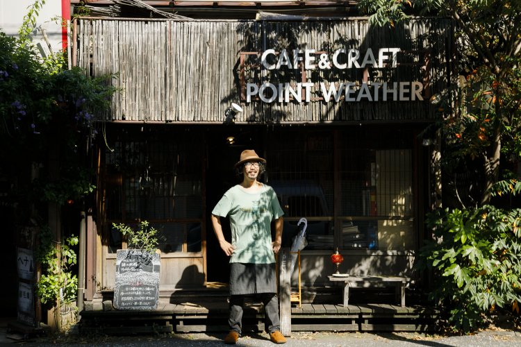 「アポなしで現地の厨房を訪ねることも」。繁茂するハゼノキは寺本さんが種から育てた。