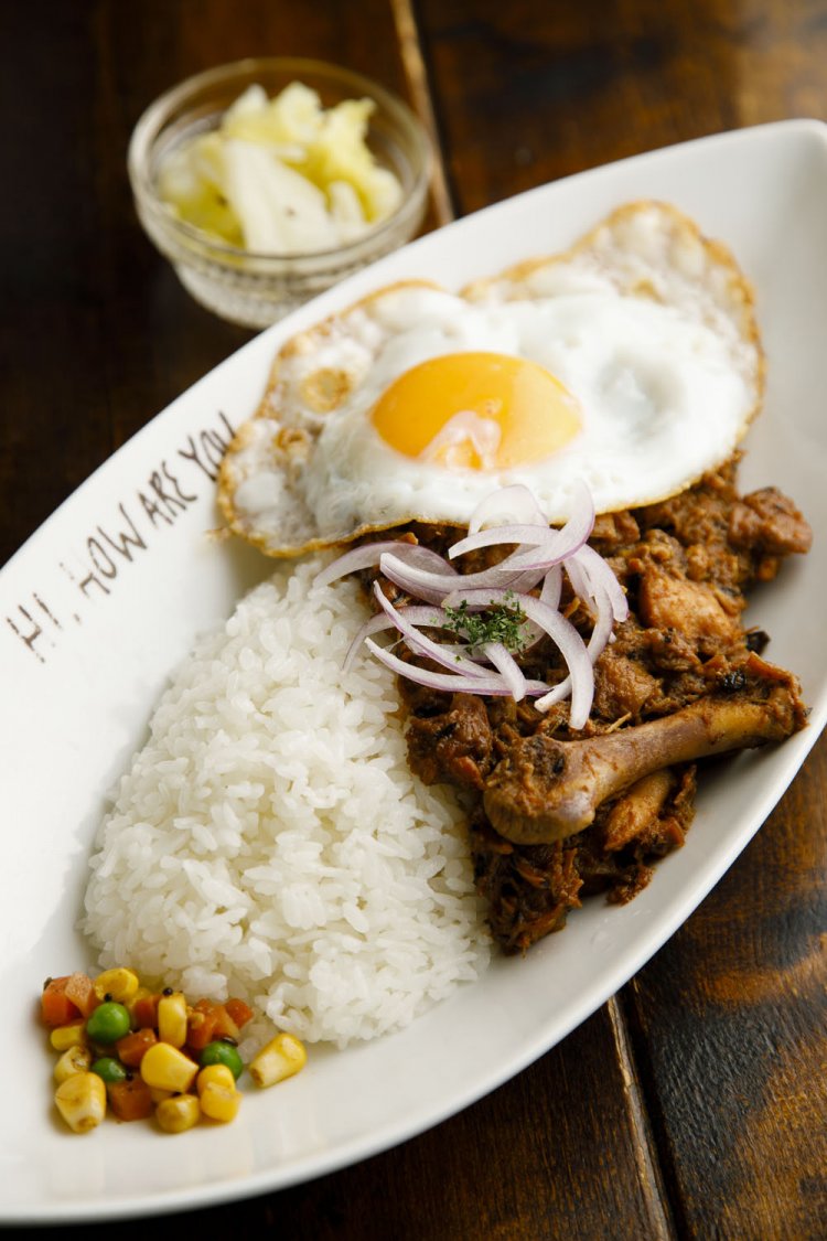 レバーパキスタン1000円（写真は目玉焼きトッピング＋100円）。コリッとした砂肝がアクセント。