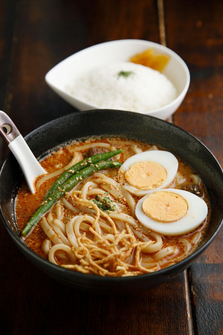 店のまかないから始まったカレーうどん1000円。激辛で出汁の効いたうどんとは別物。