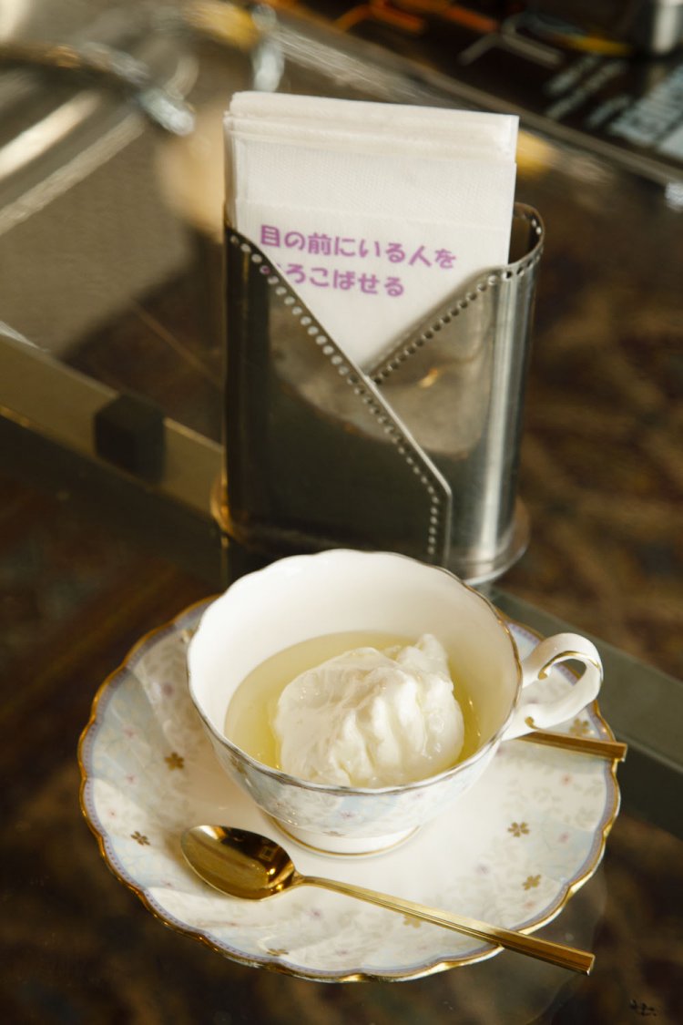 特製ヨーグルトにハチミツをかけた、ハニートラップ500円。名の由来は食べればわかる。