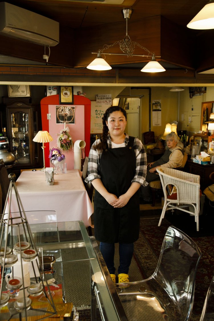 「孫の私もお手伝いしています！」。孫の棟方さんと柴夫人（奥）。