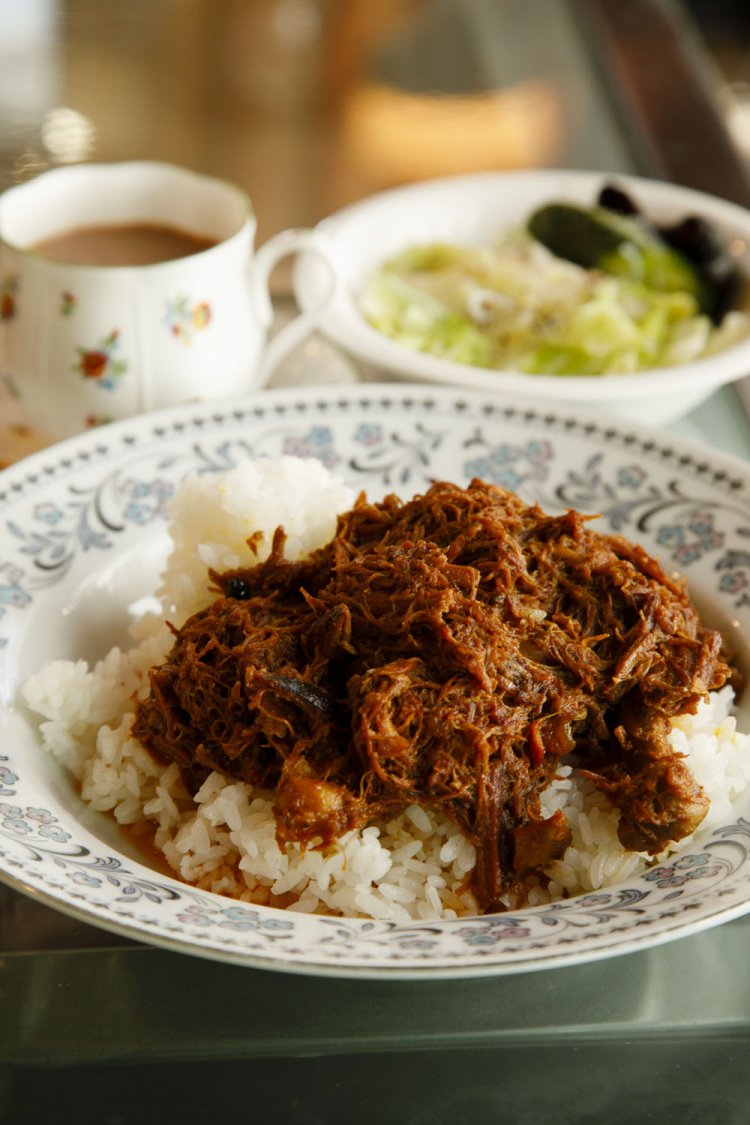 スリーコースセット1200円。着席すれば自動で運ばれてくる。