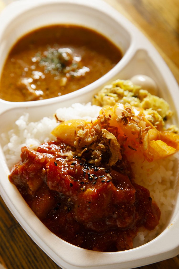 ジャパニズム梅カレーとバターチキンの2種盛り1000円。