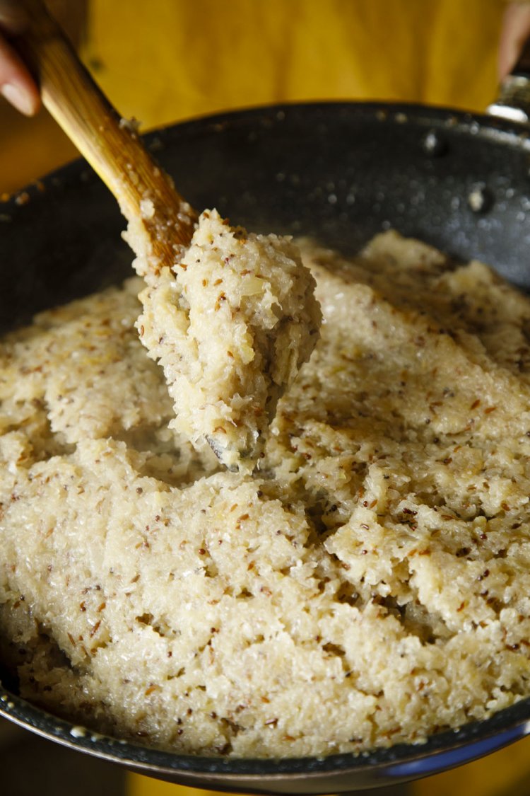 ホールスパイス、バナナ、タマネギのベースに炒って香りを引き出した8種のスパイスを投入。