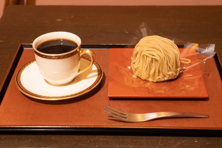 小布施堂モンブラン自慢のデミタスコーヒーとセットで提供されて1300円。テイクアウトなら単品で650円。