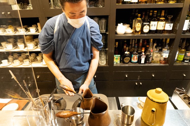 デミタスコーヒーは銅製の小鍋、イブリックで温める。