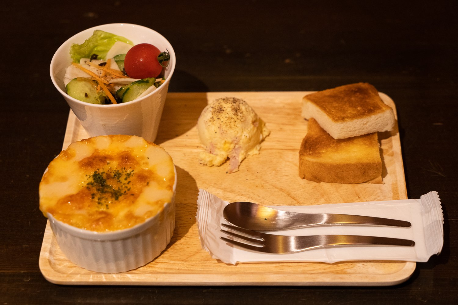 マカロニグラタンセット1200円。コーヒーか紅茶が付く。こちらもプラス100円でデミタスコーヒーに変更可能。