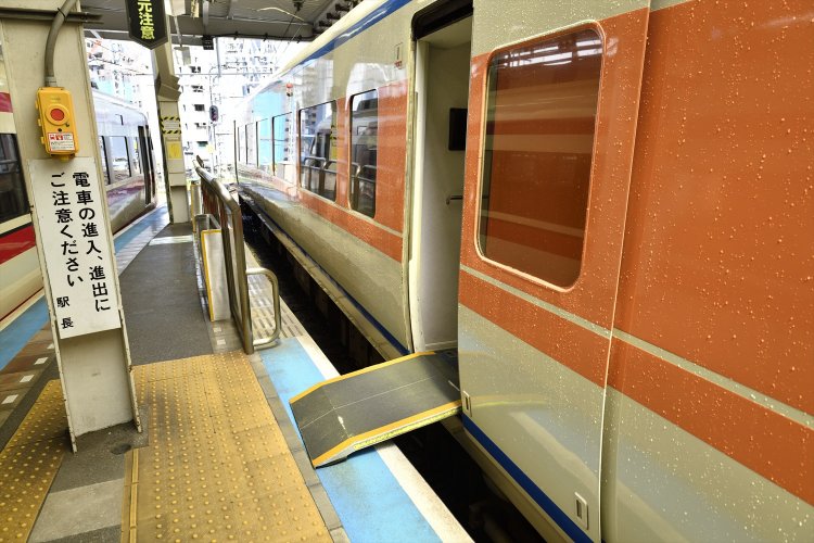 特急の乗降口に駅員が架ける渡り板。