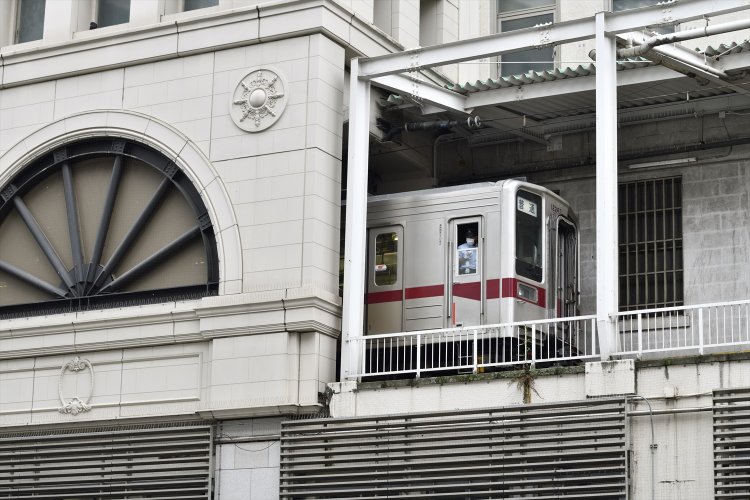 駅舎から少しはみ出して停車。