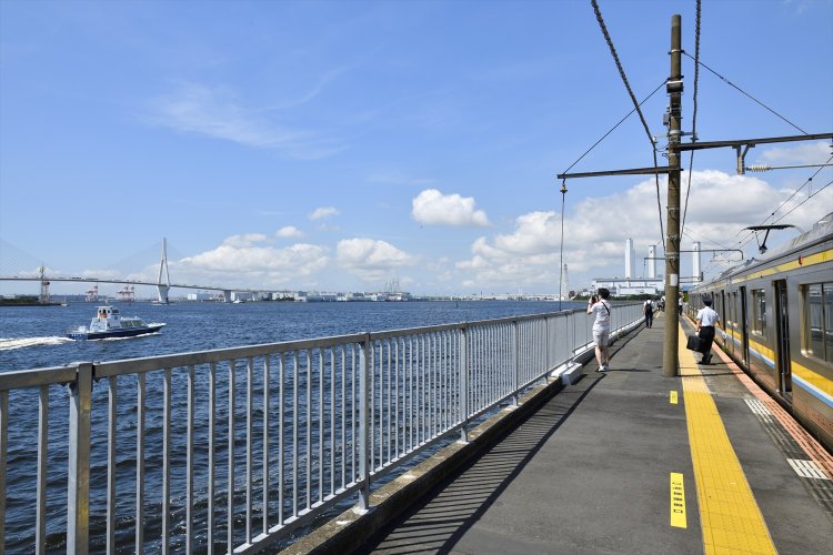 鶴見つばさ橋も見える。関東の駅百選認定駅だ。