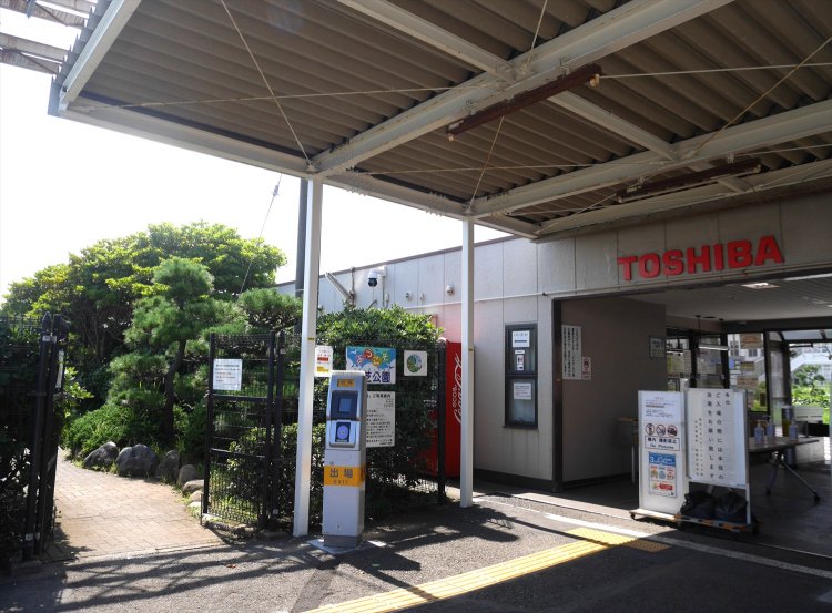 左の茂みが海芝公園。右は会社の出入り口。