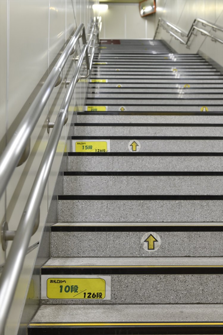 階段に段数を示す貼り紙。2016年当時の駅員の発案で、エスカレーターとエレベーター利用の混雑緩和が狙いだった。 