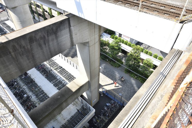 ホーム端からチラリとのぞいた光景。