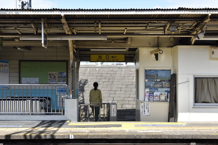 改札口の向こうは壁ドン⁉