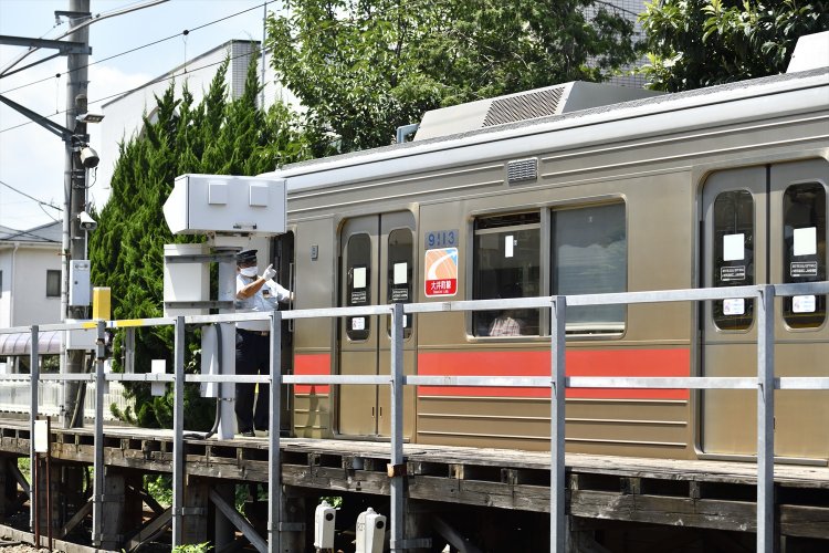 2番線のはみ出しには、車掌用に板張りの