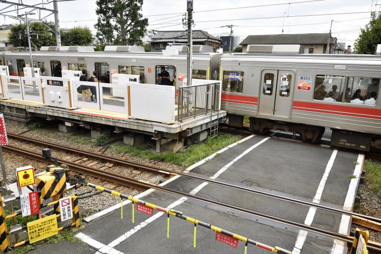 4両目まではドアが開き、はみ出しの5両目はドアが開かない。