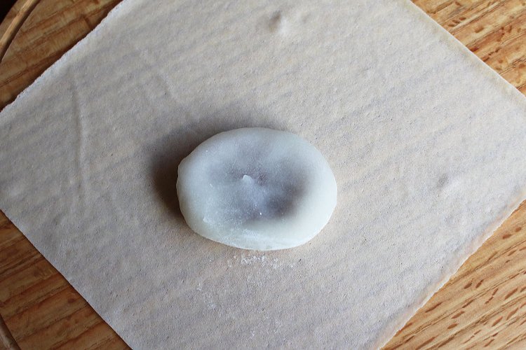 甘い求肥で包んだ大福。薄く潰してのせる。翌日も柔らかい大福はたいてい求肥製だ。