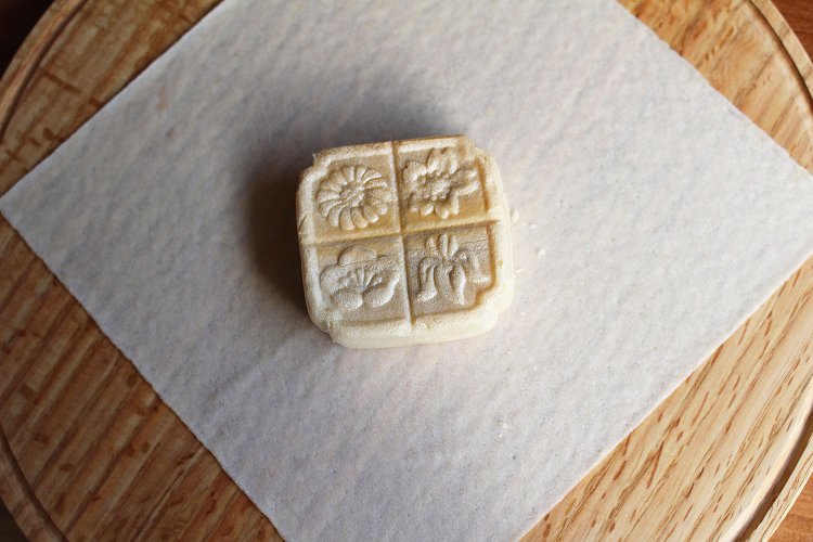 粒あん入りの最中。