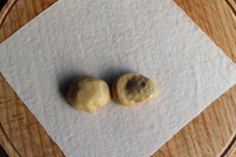 一口サイズの饅頭。厚みがあるので半分に切る。