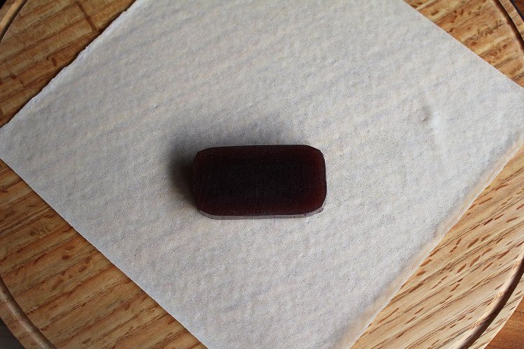 煉（ね）り羊羹。寒天で固めているので溶けてしまう。蒸し羊羹の方が失敗が少なそうだ。