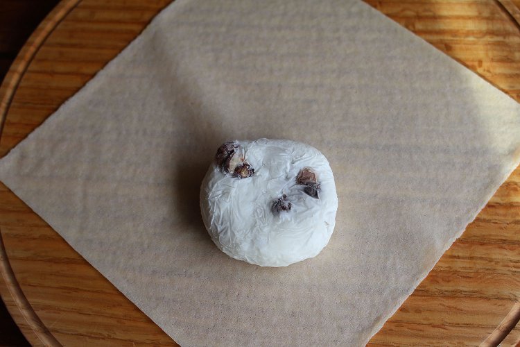 薄く潰して冷凍しておいた豆大福。餅生地なので翌朝には固くなる。